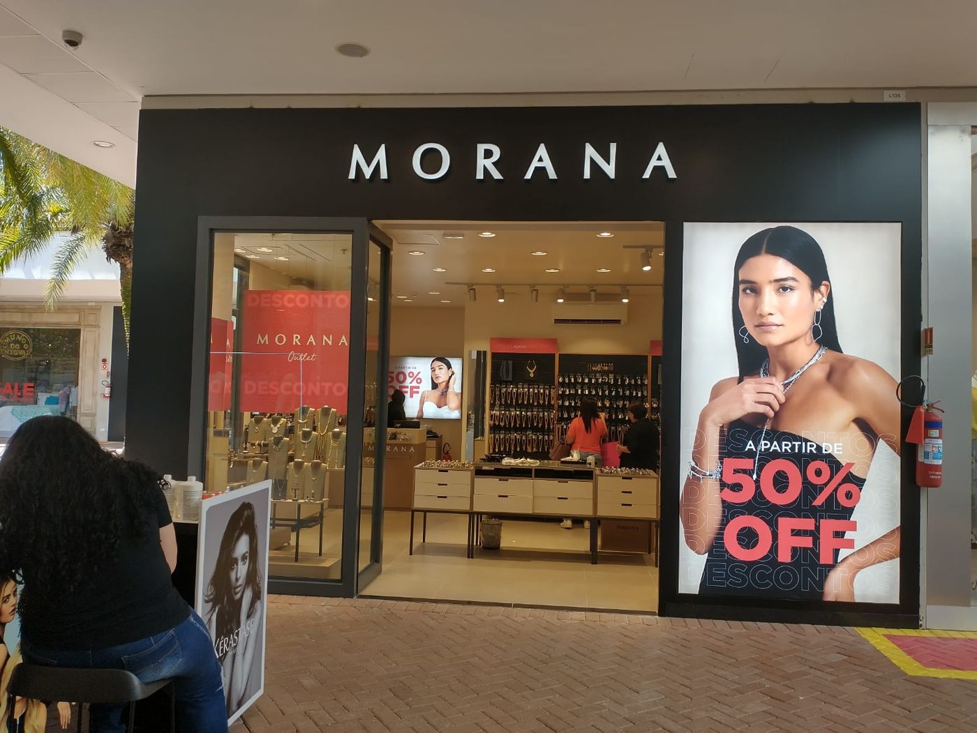 Loja Morana no Catarina Outlet com iluminação Blinkie: letreiro retroiluminado, trilhos de spots e embutidos no forro